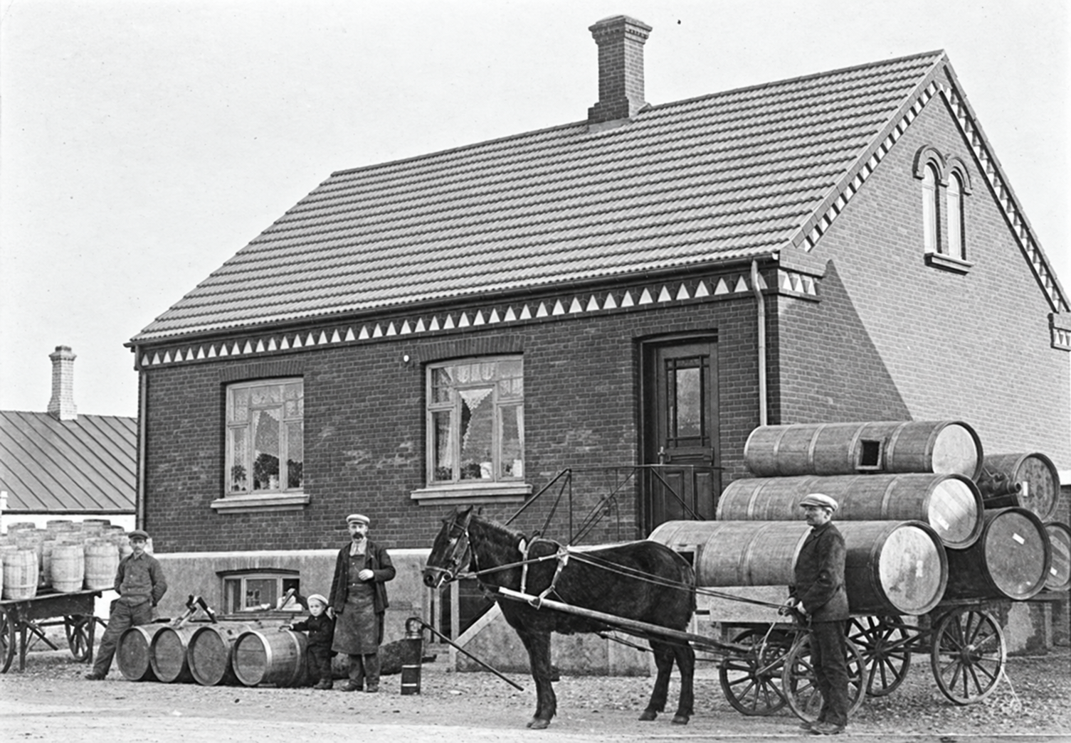 Familien ved Anton Nissens bødkerhjem i Bækmarksbro i 1912 – digitalt forbedret fotografi